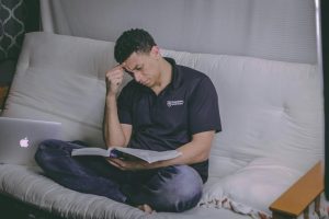 Mehr über den Artikel erfahren Ghostwriter Erfahrungen – Zwischen Unterstützung und Risiko